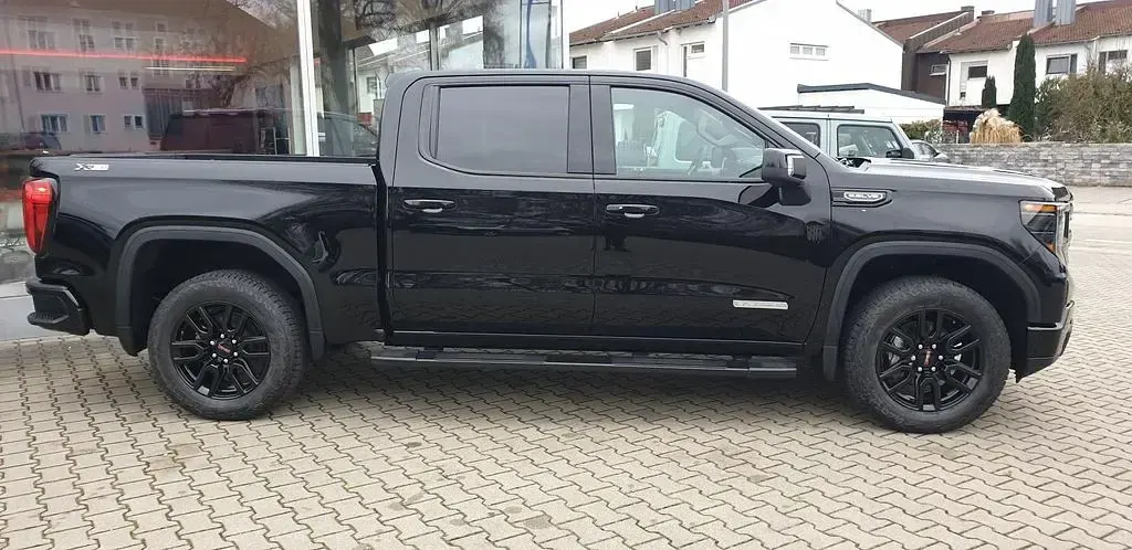 Ny GMC Sierra 360 HK (264 kW) 2025 Sort Pickup / Ladvogn