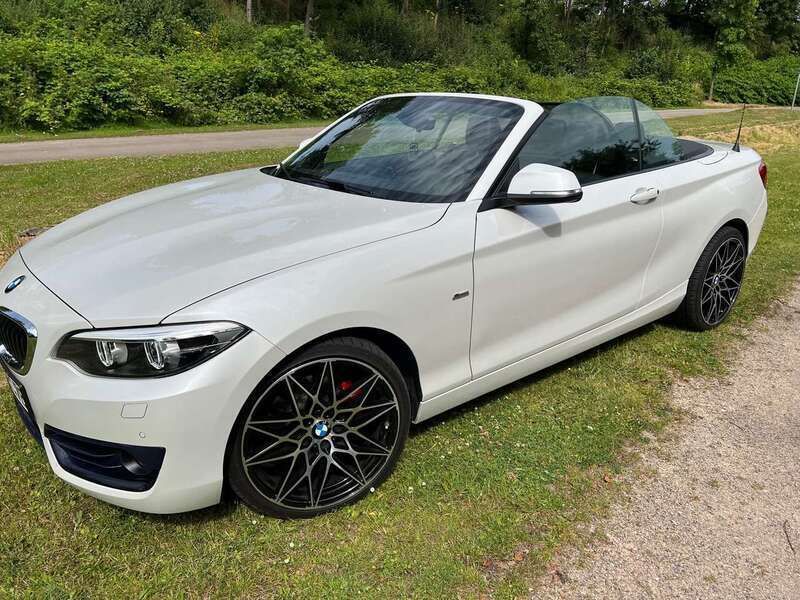 Mineralweiss metallic Gebraucht 2018 BMW 220 Sport Line Cabrio | 24.999 € (Fairer Preis) - Bild 1/4