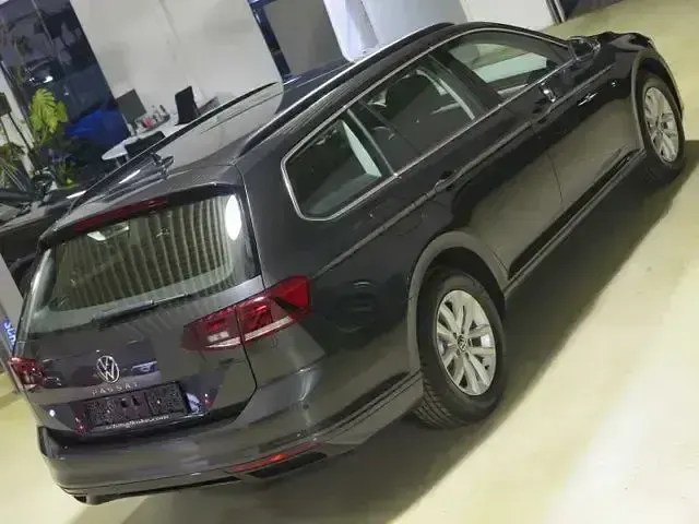 Gebraucht VW Passat Business 150 PS (110 kW) 2023 Manganese gray Kombi