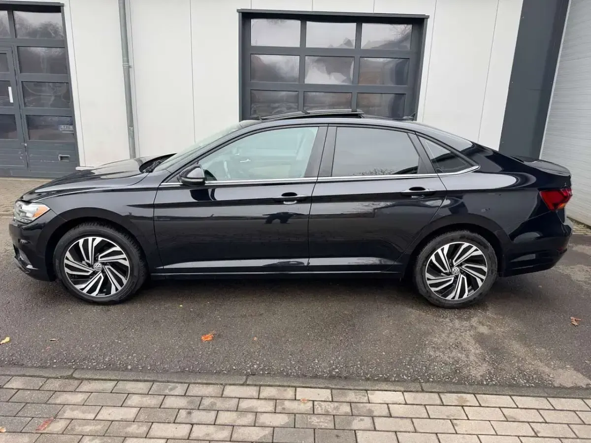Gebraucht VW Jetta Sportline 150 PS (110 kW) 2019 Schwarz Limousine