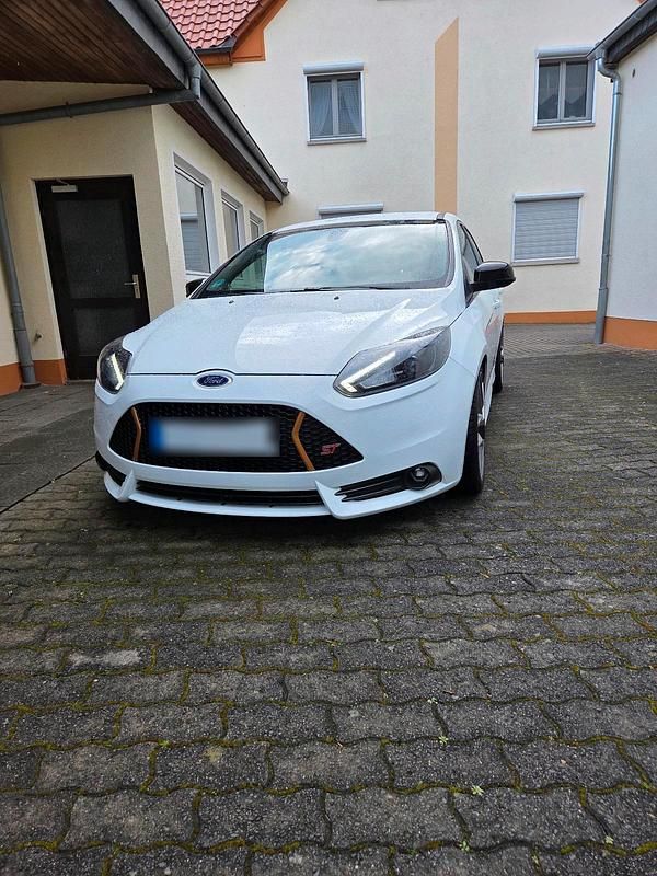 Second-hand Ford Focus ST 250 CP (183 kW) 2014 Alb Berlinǎ