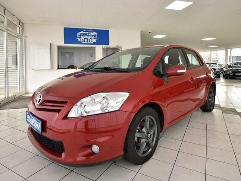 Rot Gebraucht 2010 Toyota Auris Life+ Limousine | 7.980 € (Etwas zu teuer) - Bild 1/4