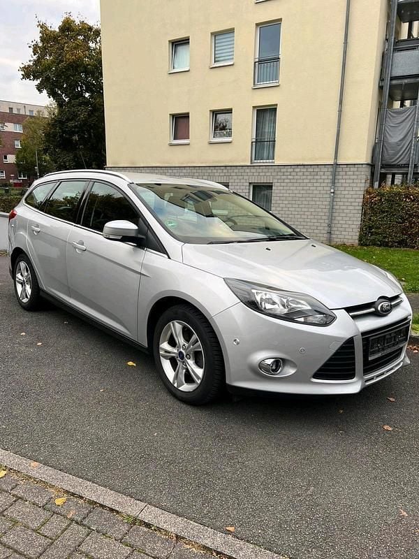 Grau Gebraucht 2012 Ford Focus Kombi | 2.990 € (Superpreis) - Bild 1/4
