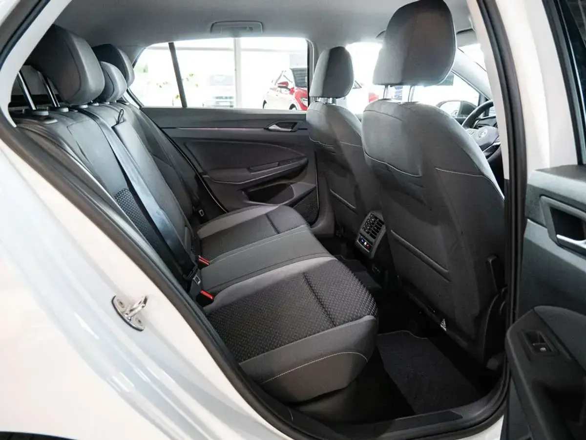 Gebraucht VW Golf VIII Active 150 PS (110 kW) 2022 Weiß Limousine