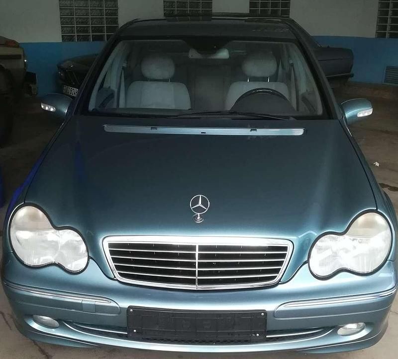 Grün Gebraucht 2003 Mercedes C220 Avantgarde Limousine | 5.800 € - Bild 1/4