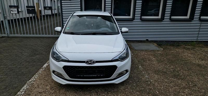 Weiß Gebraucht 2017 Hyundai i20 Kleinwagen | 7.500 € (Guter Preis) - Bild 1/4