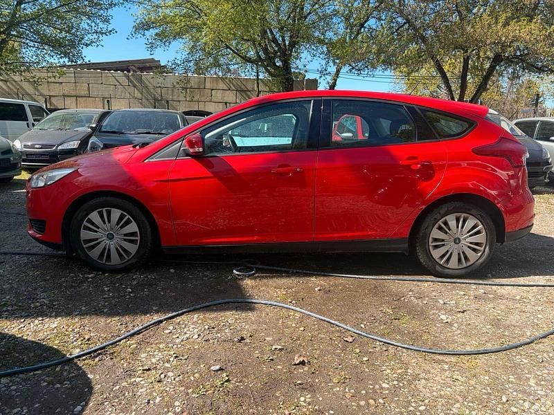 Gebraucht Ford Focus Trend 101 PS (74 kW) 2017 Rot Limousine