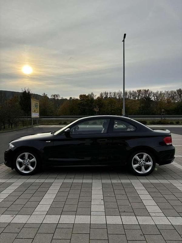 Schwarz Gebraucht 2011 BMW 120 Coupé Coupé | 10.100 € (Guter Preis) - Bild 1/4
