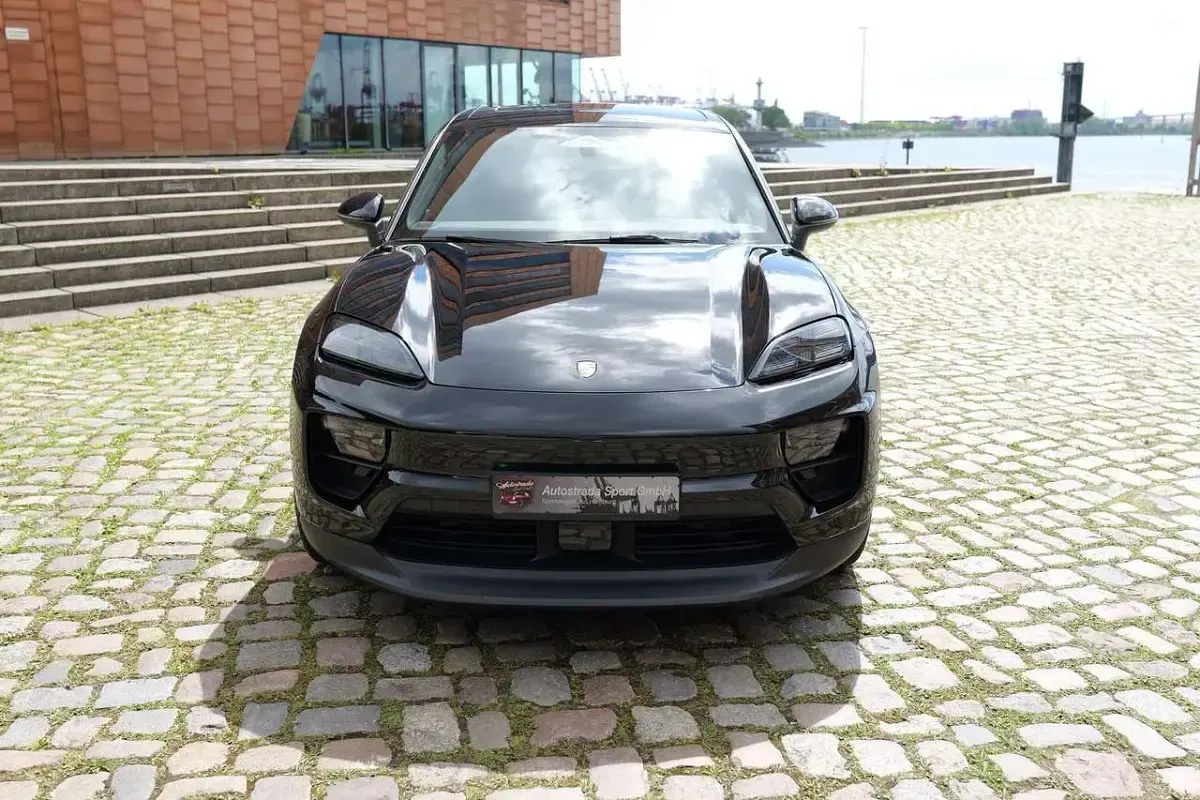 Second-hand Porsche Macan 4 Electric 300 kW (408 CP) 2024 Negru SUV