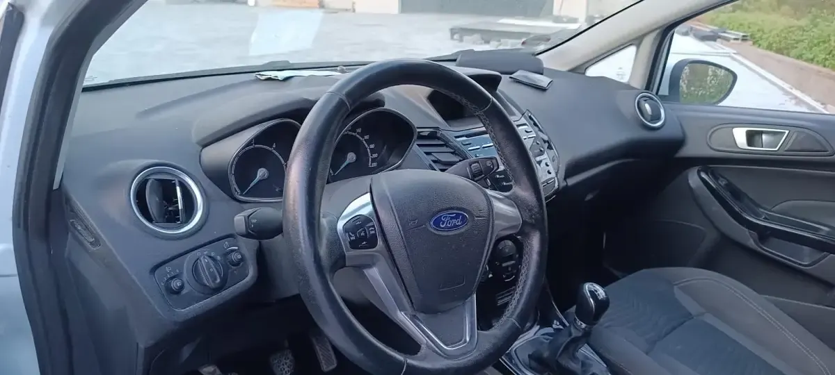 Gebraucht Ford Fiesta 95 PS (69 kW) 2014 Weiß Kleinwagen
