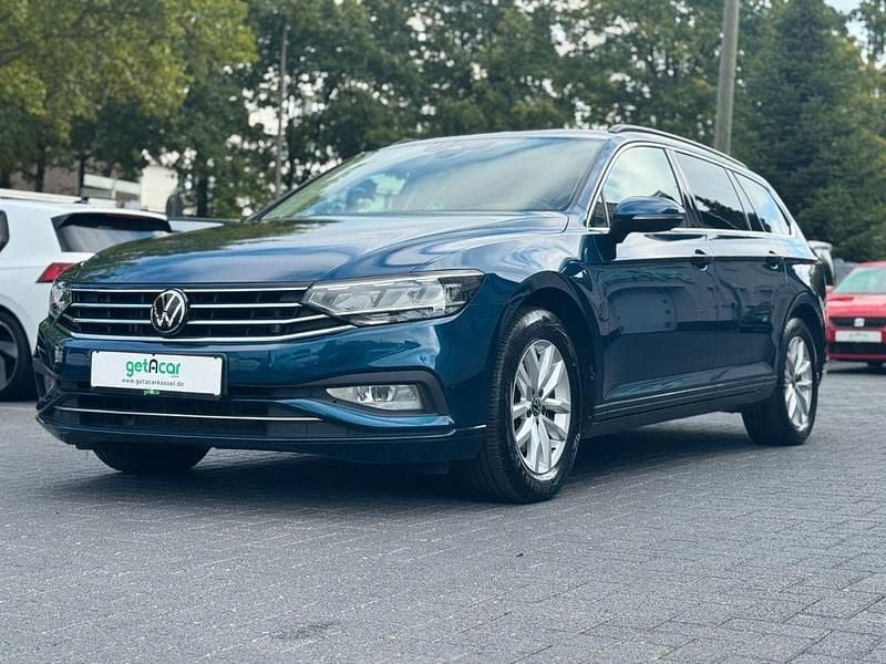 Blau Gebraucht 2023 VW Passat Business+ Kombi | 20.800 € (Guter Preis) - Bild 1/4