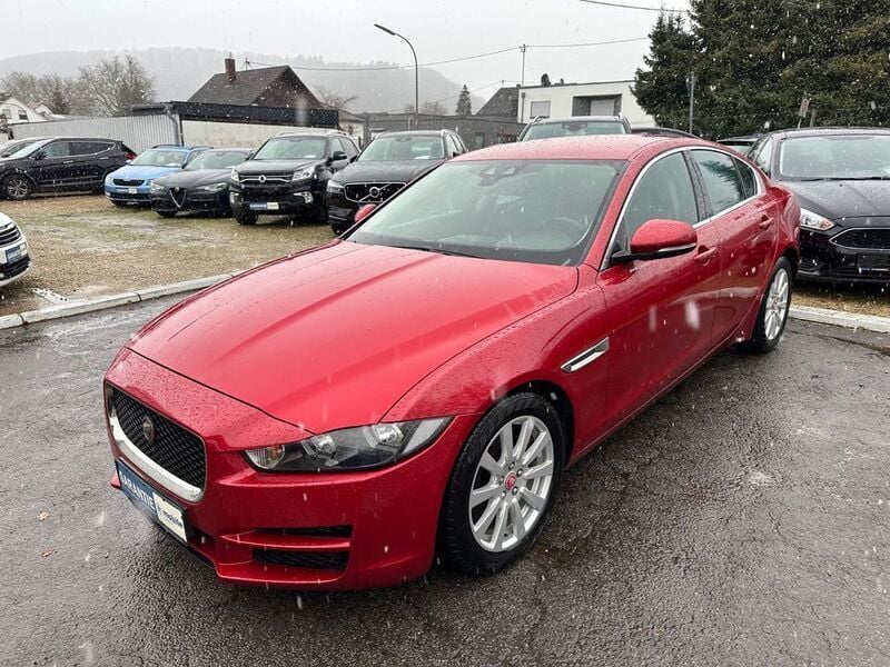 Rot Gebraucht 2017 Jaguar XE Prestige Limousine | 14.900 € (Guter Preis) - Bild 1/4