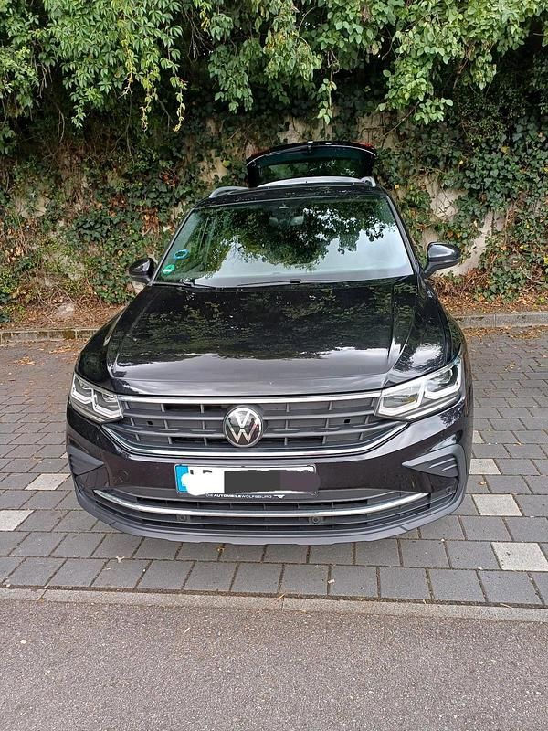 Schwarz Gebraucht 2023 VW Tiguan Move SUV | 28.900 € (Fairer Preis) - Bild 1/4