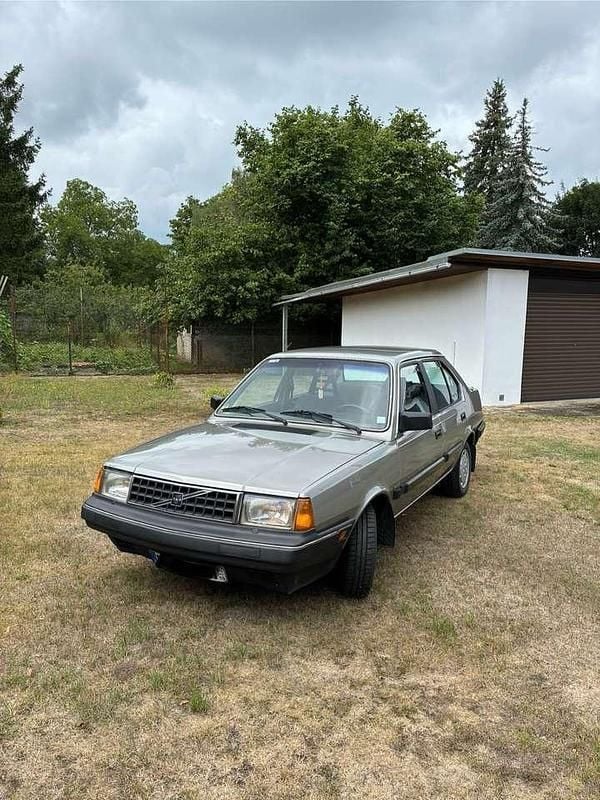 Grau Gebraucht 1988 Volvo 360 Limousine | 7.250 € - Bild 1/4