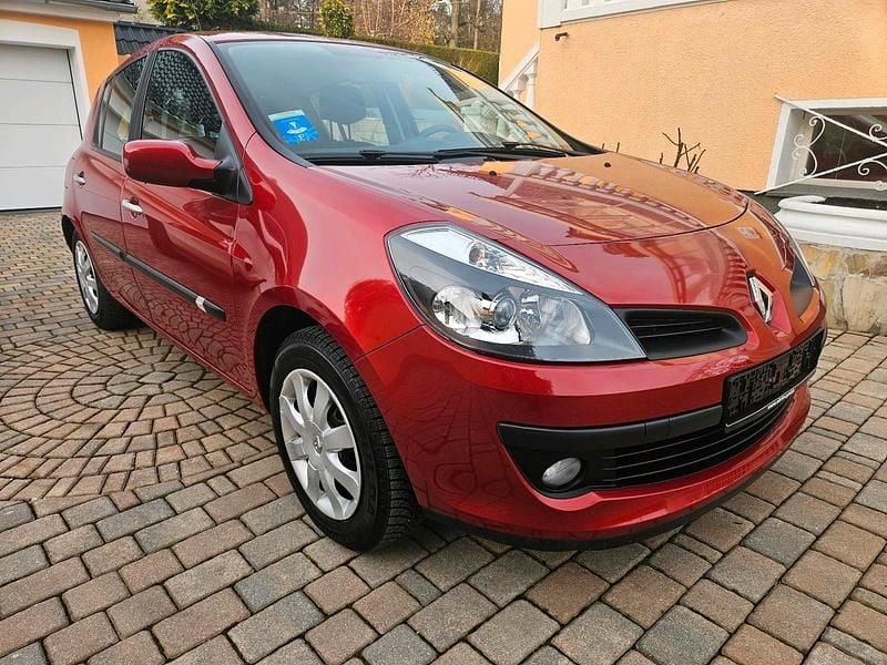 Rot Gebraucht 2006 Renault Clio II Limousine | 3.900 € (Teuer) - Bild 1/4