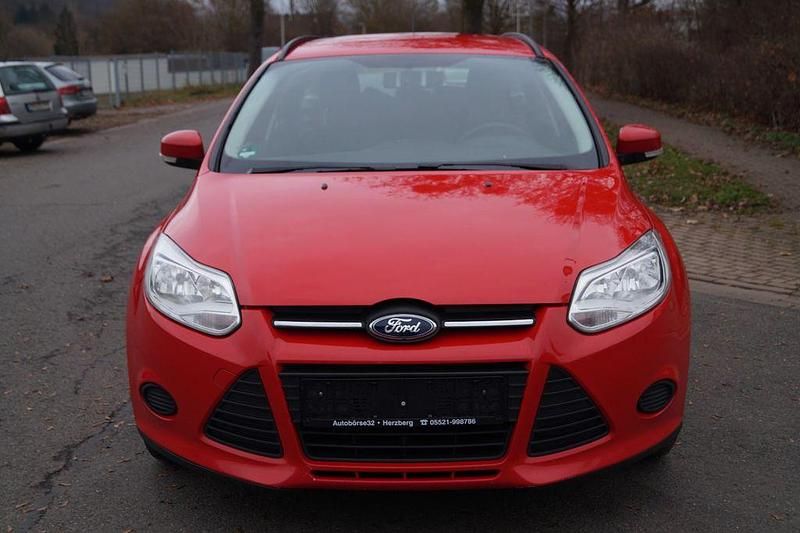 Gebraucht Ford Focus 116 PS (85 kW) 2011 Rot Limousine