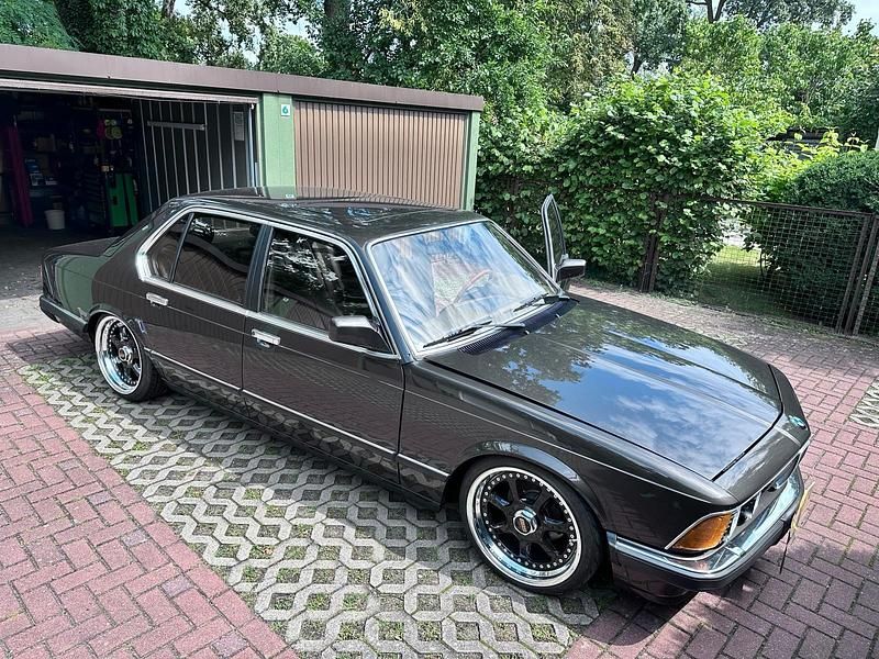 Braun Gebraucht 1985 BMW 732 Limousine | 21.500 € - Bild 1/4