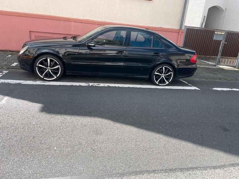 Schwarz Gebraucht 2007 Mercedes 200 Limousine | 4.250 € - Bild 1/4