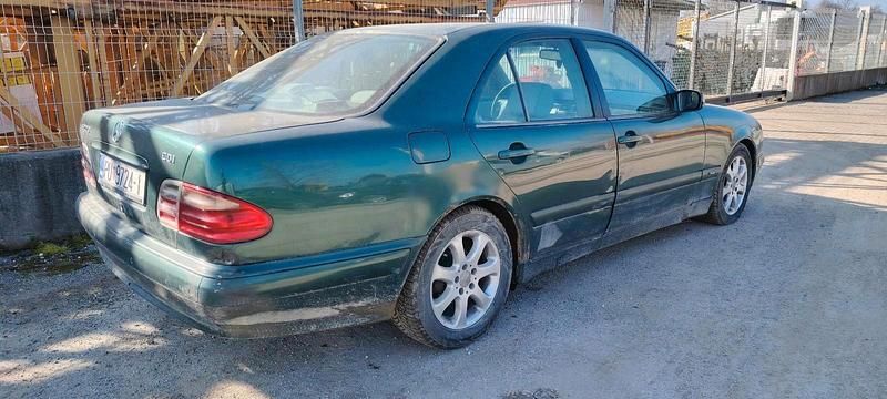 Gebraucht Mercedes E220 150 PS (110 kW) 2000 Limousine