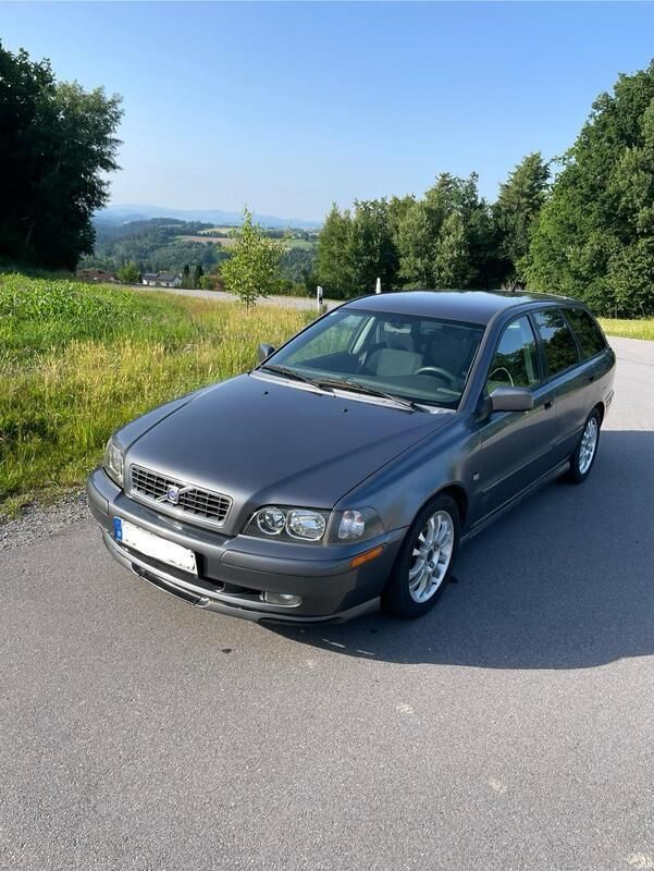 Grau Gebraucht 2003 Volvo V40 Kombi | 500 € (Superpreis) - Bild 1/4