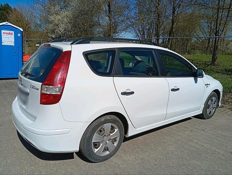 Gebraucht Hyundai i30 116 PS (85 kW) 2011 Weiß Kombi