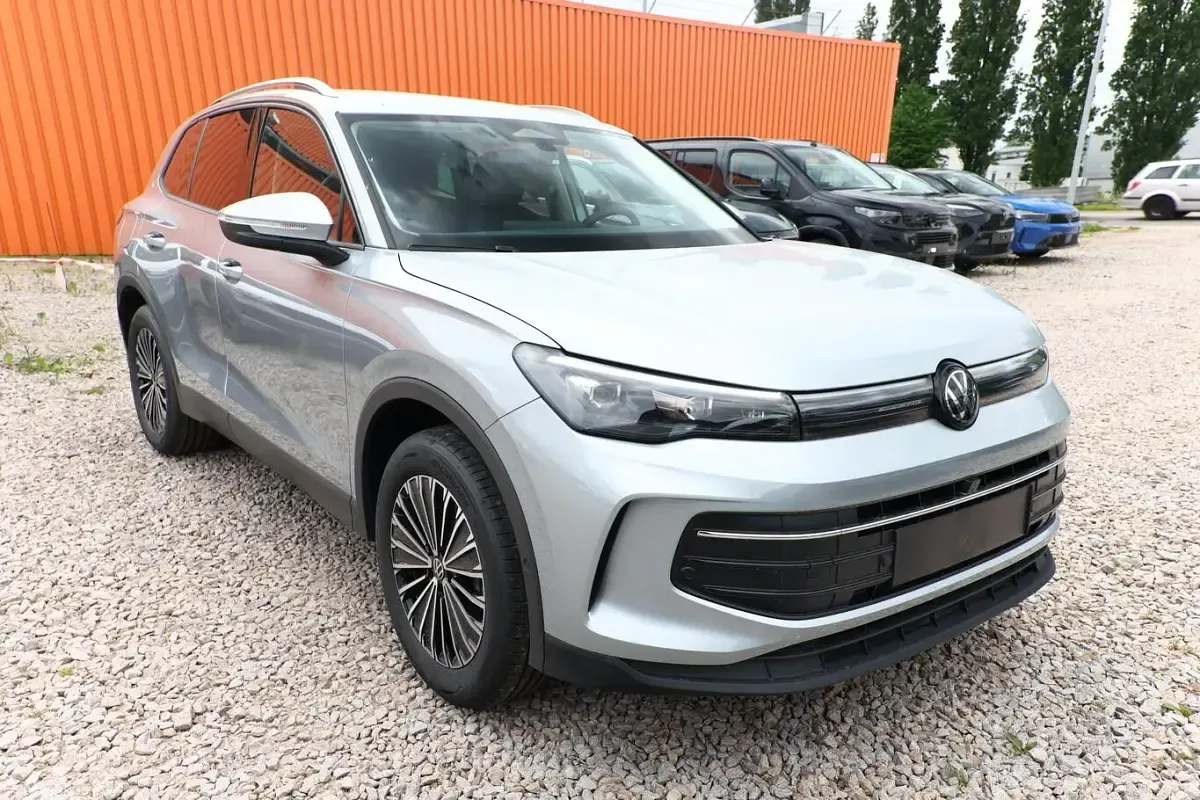 Neu VW Tiguan IQ Drive 150 PS (110 kW) 2026 Oyster silver metallic SUV