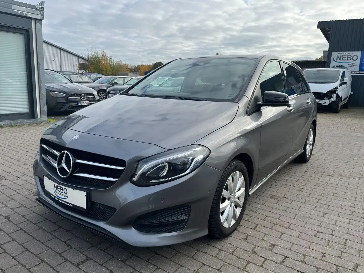 Gebraucht Mercedes B180 Night 109 PS (80 kW) 2015 Grau Kleinwagen