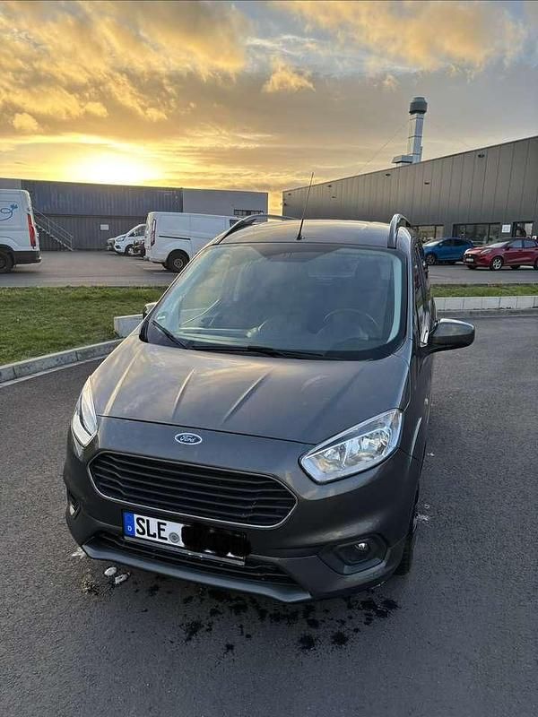 Gebraucht Ford Tourneo Titanium 101 PS (74 kW) 2019 Grau Kombi