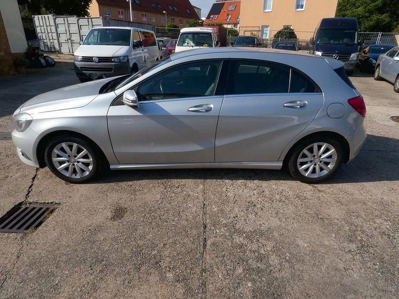 Gebraucht Mercedes A180 122 PS (89 kW) 2013 Silber Limousine