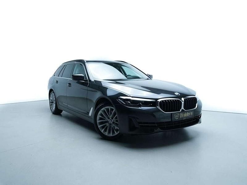 Grau Gebraucht 2023 BMW 520 M Sport Kombi | 35.990 € (Superpreis) - Bild 1/4