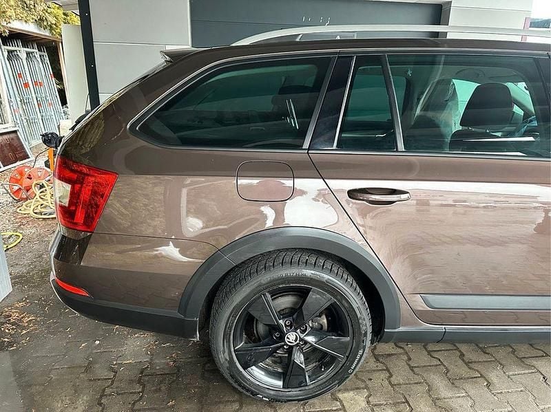 Gebraucht Skoda Octavia 184 PS (135 kW) 2015 Braun Kleinwagen