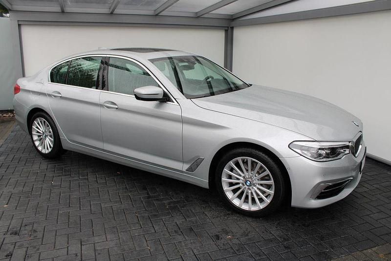 Silber Gebraucht 2020 BMW 520 Luxury Line Limousine | 27.950 € (Fairer Preis) - Bild 1/4