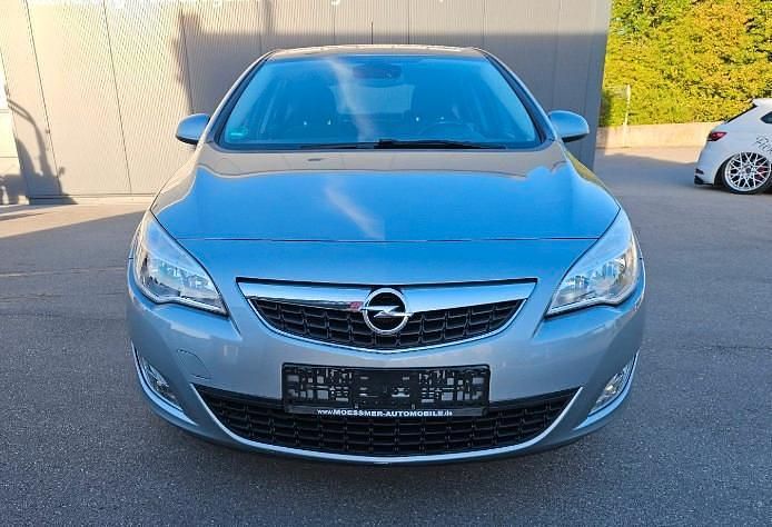 Grau Gebraucht 2011 Opel Astra Kleinwagen | 4.300 € (Guter Preis) - Bild 1/4