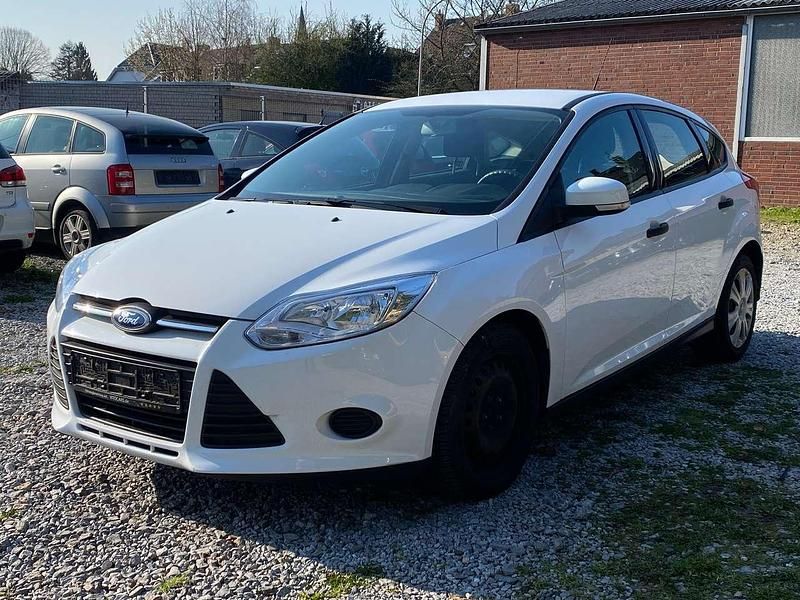 Gebraucht Ford Focus Ambiente 101 PS (74 kW) 2014 Frostweiß Limousine