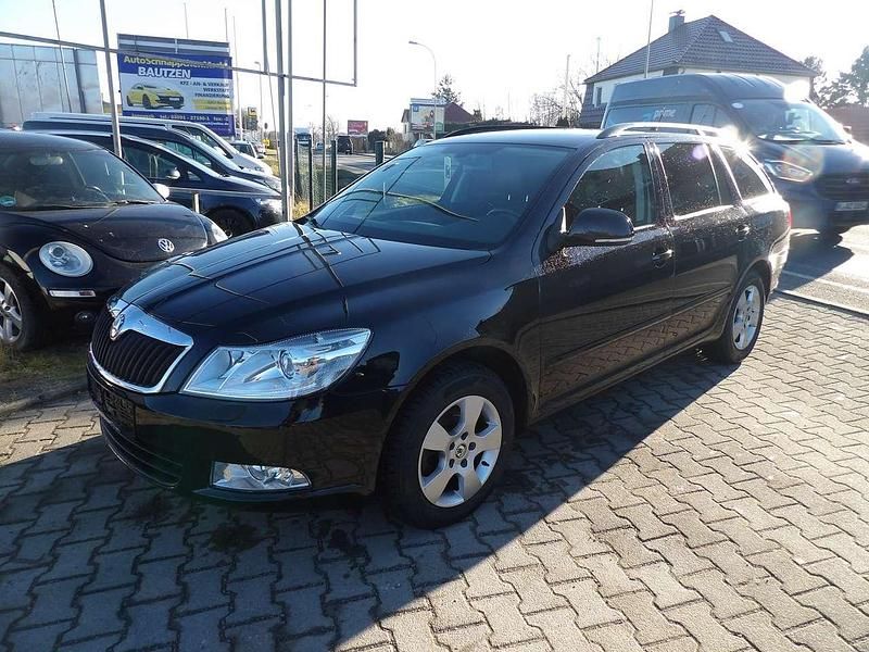 Schwarz Gebraucht 2011 Skoda Octavia Elegance Kombi | 7.499 € (Fairer Preis) - Bild 1/4
