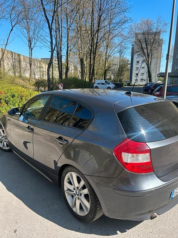 Braun Gebraucht 2005 BMW 118 Kleinwagen | 1.600 € (Guter Preis) - Bild 1/4