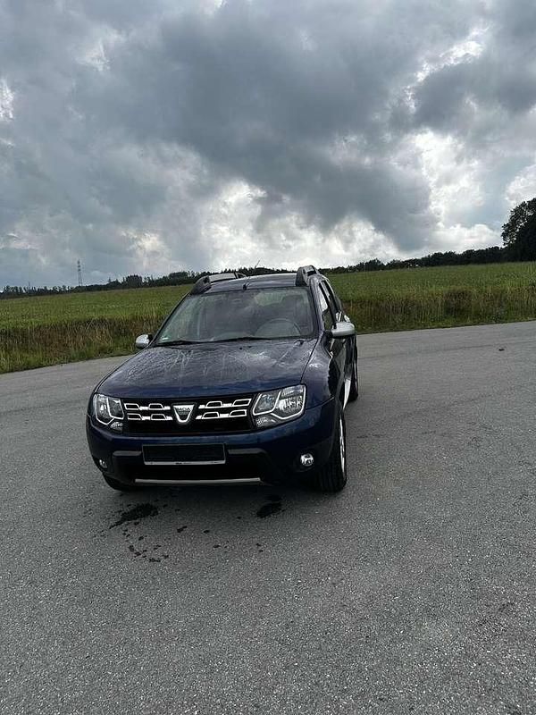 Blau Gebraucht 2015 Dacia Duster Celebration SUV | 8.600 € (Etwas zu teuer) - Bild 1/4