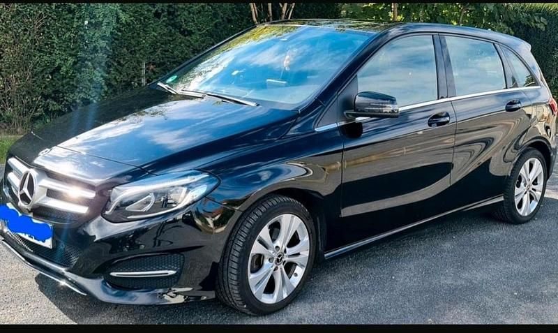 Schwarz Gebraucht 2018 Mercedes 200 Urban Limousine | 18.500 € (Etwas zu teuer) - Bild 1/4