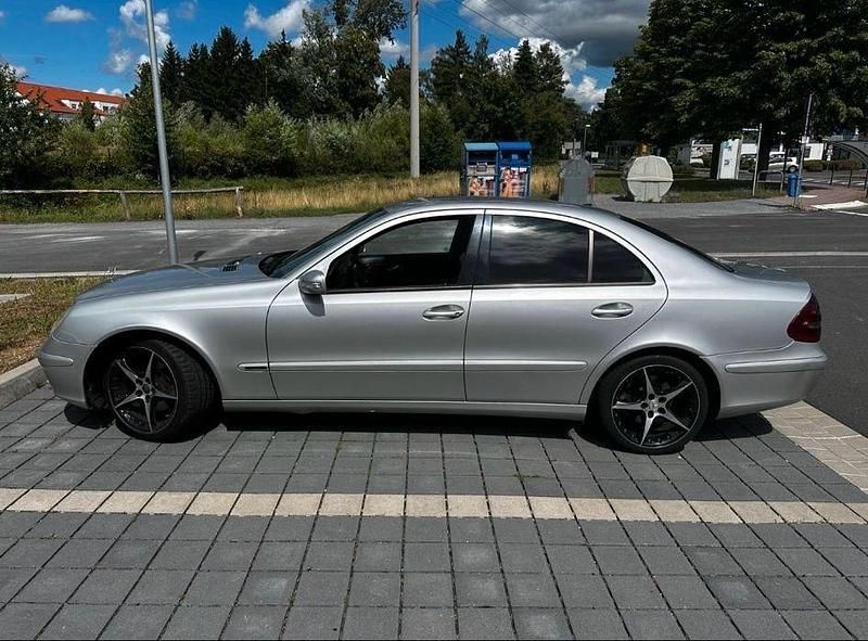 Silber Gebraucht 2002 Mercedes E220 Limousine | 2.500 € (Guter Preis) - Bild 1/4