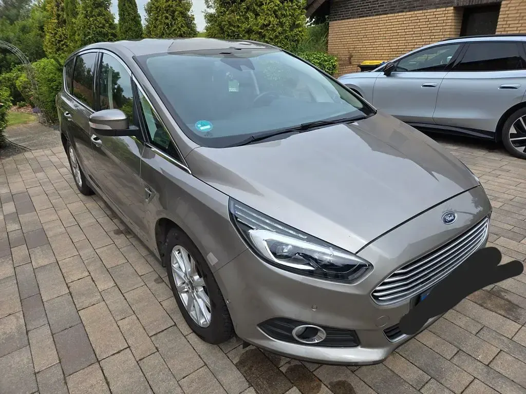 Gebraucht Ford S-MAX Titanium 179 PS (131 kW) 2016 Silber Van / Kleinbus