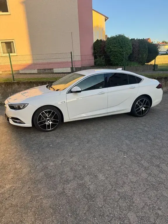 Gebraucht Opel Insignia Edition 140 PS (102 kW) 2018 Weiß Limousine