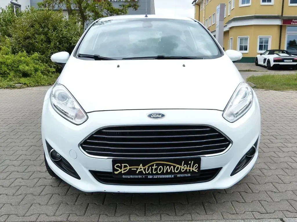 Używany Ford Fiesta Titanium 101 KM (74 kW) 2014 Biały Hatchback
