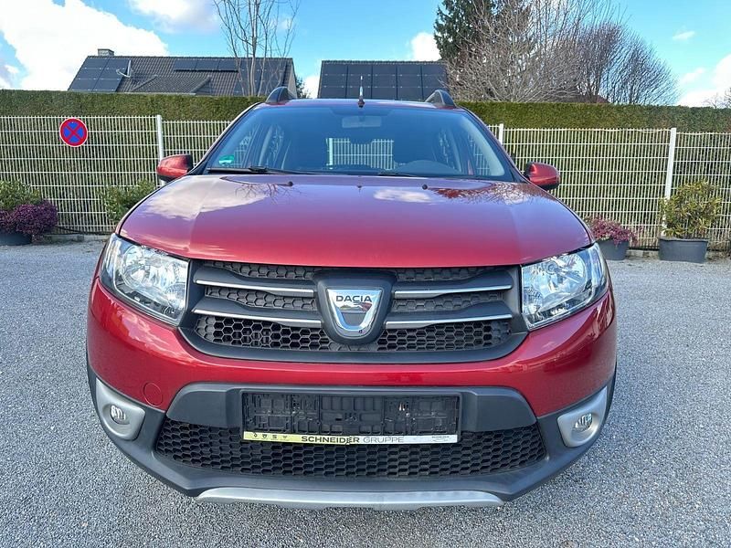 Gebraucht Dacia Sandero Prestige 90 PS (66 kW) 2016 Rot Limousine