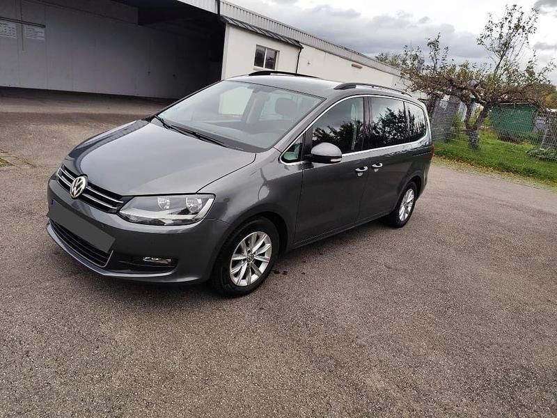 Grau Gebraucht 2017 VW Sharan Highline Van / Kleinbus | 18.500 € (Fairer Preis) - Bild 1/4