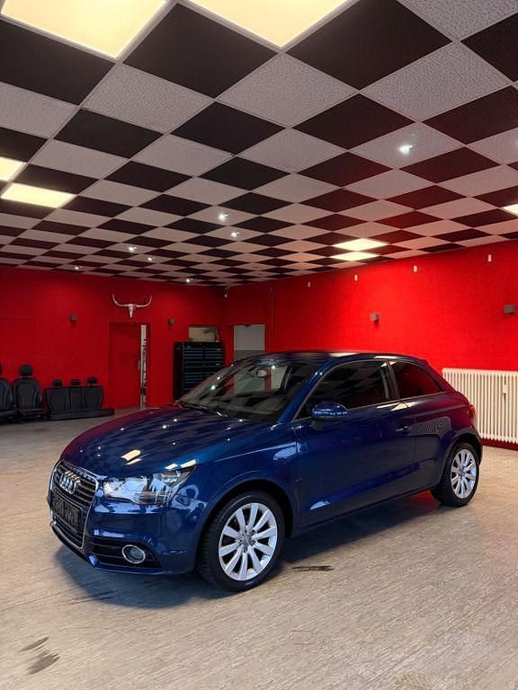 Blau Gebraucht 2014 Audi A1 Attraction Limousine | 9.990 € (Fairer Preis) - Bild 1/4