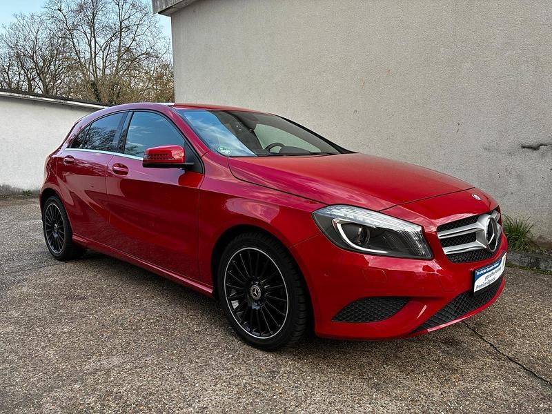Gebraucht Mercedes A180 122 PS (89 kW) 2013 Rot Limousine