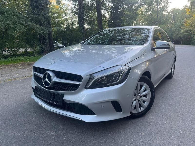 Silber Gebraucht 2015 Mercedes A180 Style Limousine | 11.990 € (Fairer Preis) - Bild 1/4