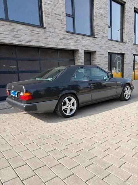 Gebraucht Mercedes 230 132 PS (97 kW) 1989 Schwarz Coupé