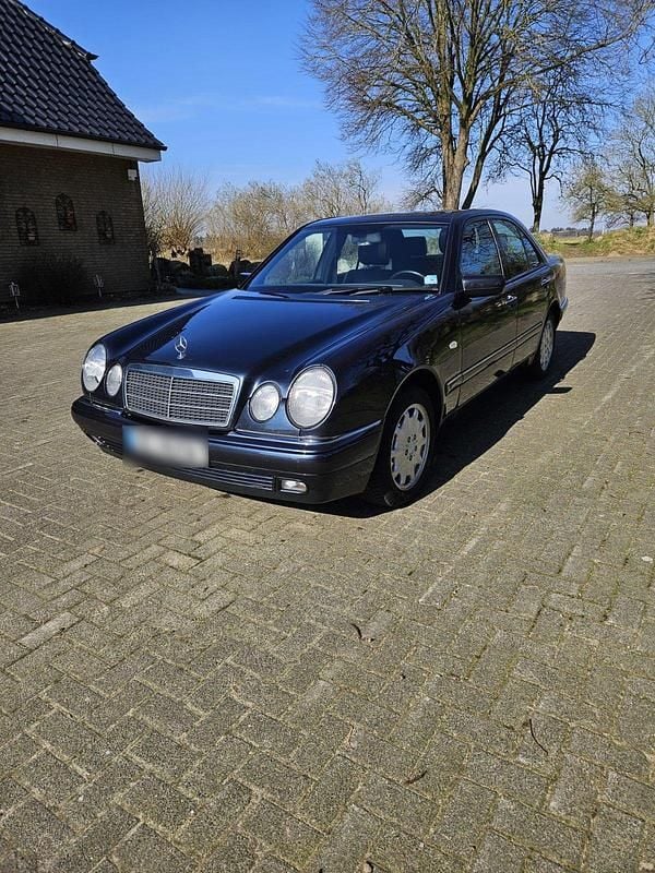 Second-hand Mercedes E280 193 CP (141 kW) 1996 Albastru Berlinǎ