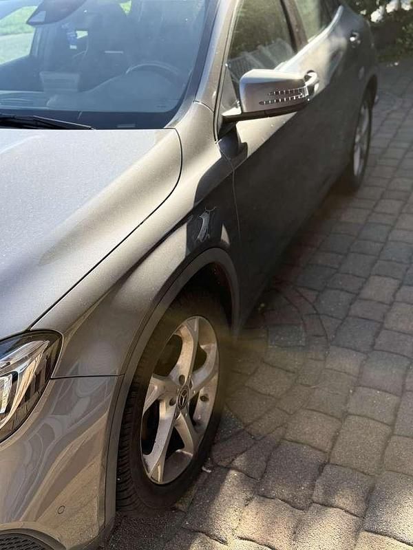 Grau Gebraucht 2019 Mercedes A180 Urban Limousine | 16.900 € (Guter Preis) - Bild 1/3